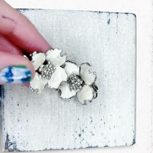 4884. Clip ONs Vintage Enamel Floral Earrings